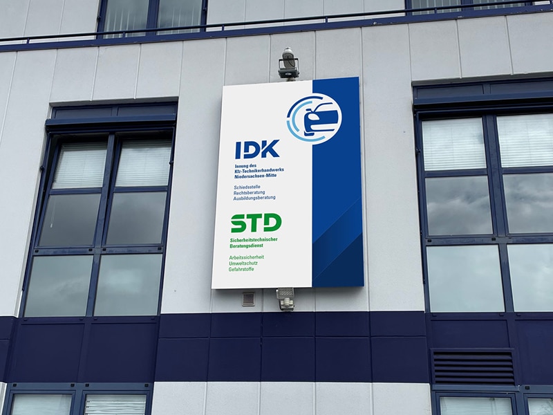 Fassadenschild mit individueller Werbetechnik für Unternehmen.