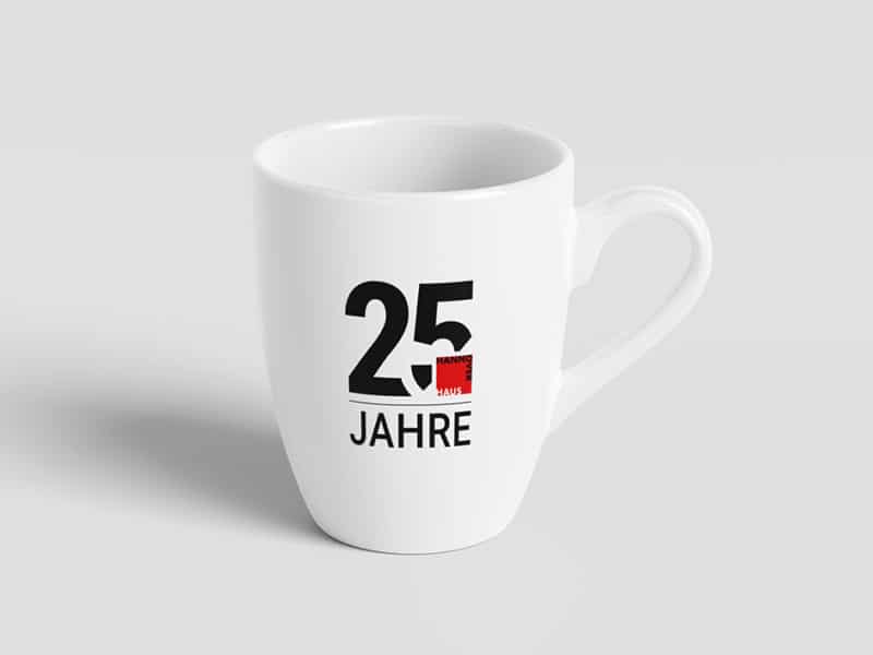 Bedruckte Tasse mit Jubiläumslogo als Firmen-Werbeartikel.