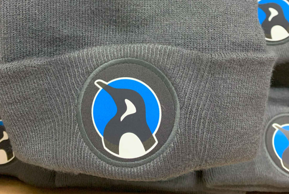 Wintermütze mit eingesticktem Firmenlogo als Werbetextil.