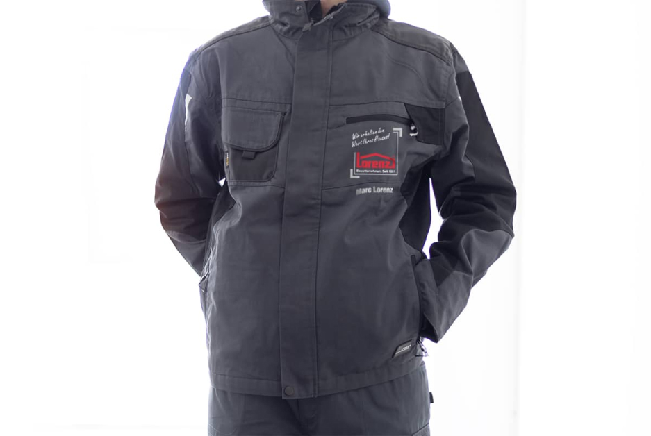 Arbeitsjacke mit Logo auf der Brust und praktischer Tasche.