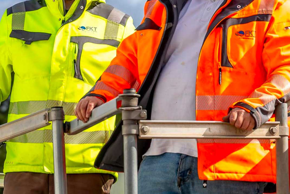 Farbige Warnjacken als sichtbare Arbeitsbekleidung für Unternehmen.