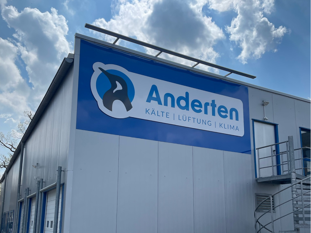 Großformatiges Fassadenlogo mit Bildmarke als Außenwerbung.