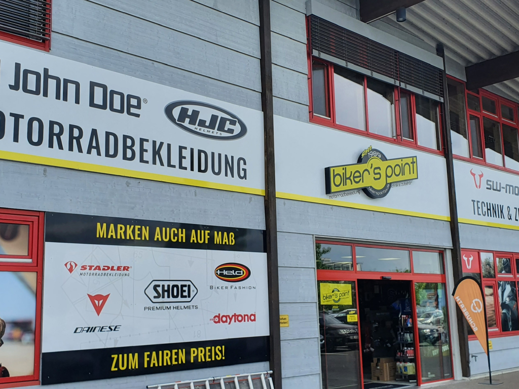 Komplette Fassadengestaltung mit Werbetechnik für Bikers Point.