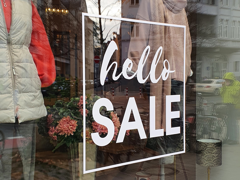 Schaufensterfolierung mit Sale-Beschriftung für Werbung.
