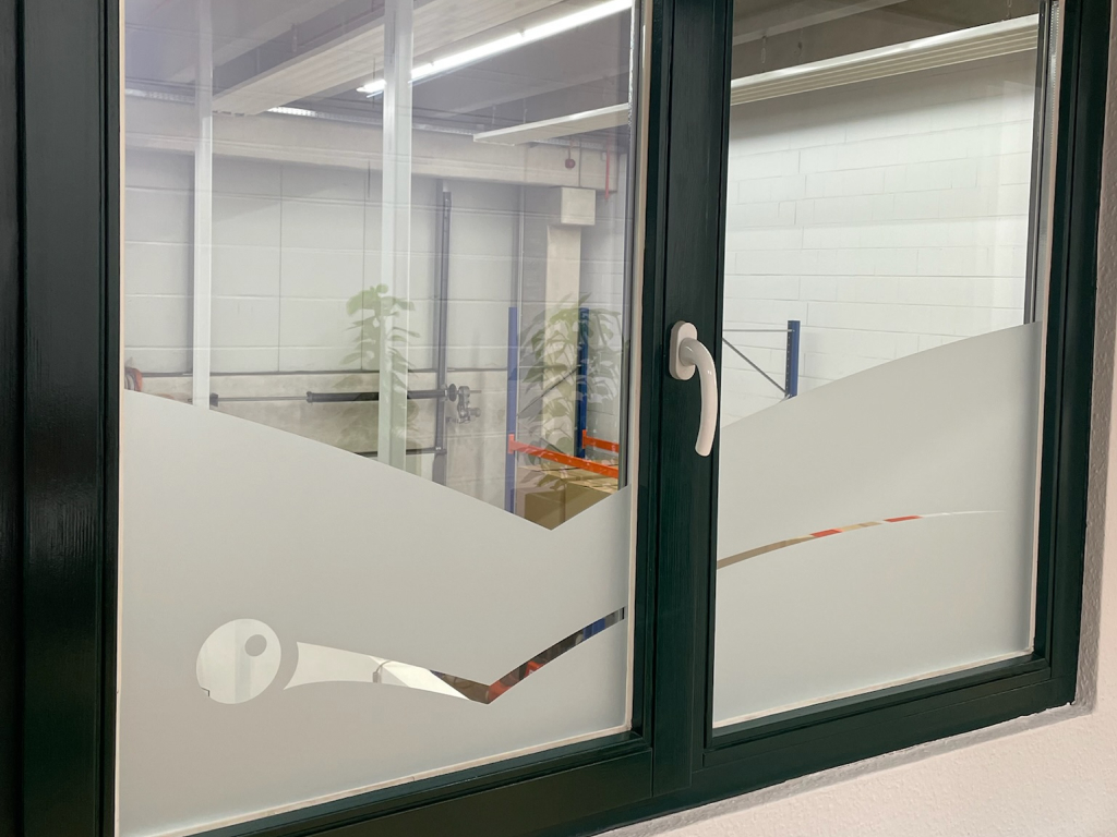 Milchglasfolie auf Fenstern für Sichtschutz und Design.