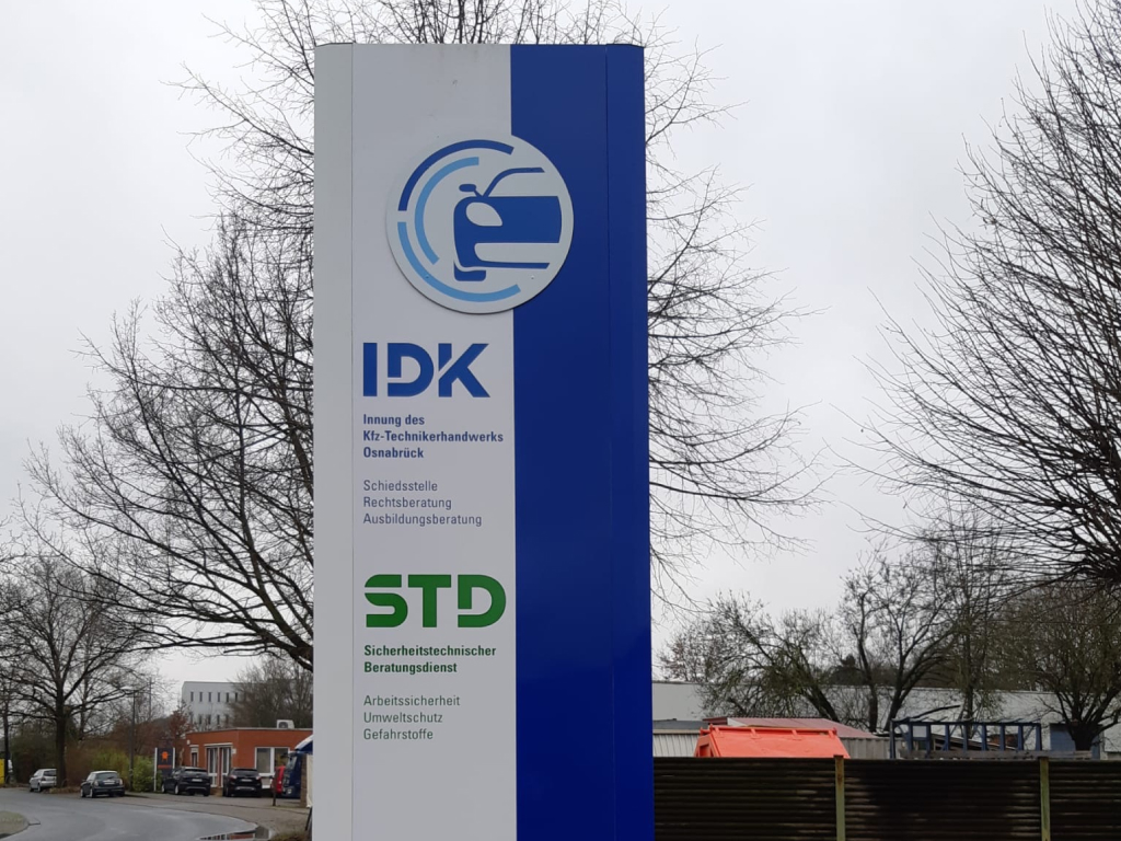 Doppel-Steele mit IDK und STD Logos im Außenbereich.