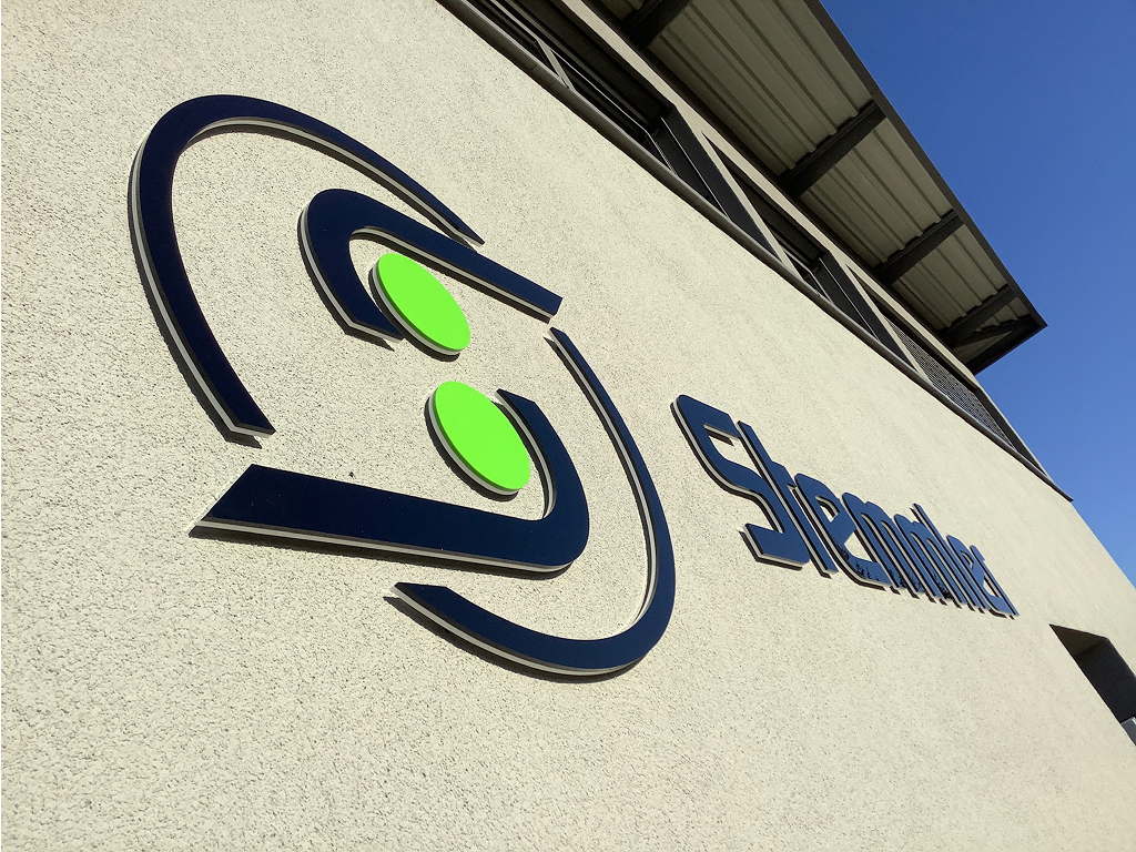 3D-Fassadenbuchstaben mit Stemmler Logo als Außenwerbung.