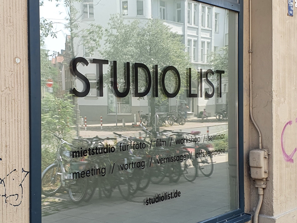 Fensterbeschriftung mit Logo, Leistungen und Website.